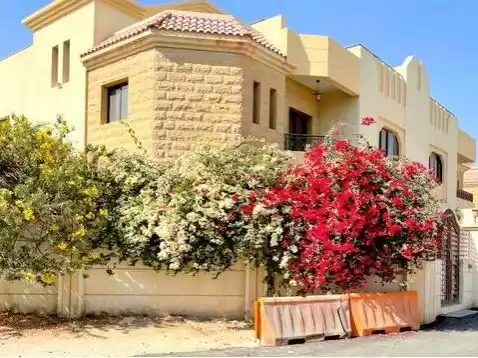 Résidentiel Propriété prête 3 chambres S / F Villa autonome  a louer au Al-Sadd , Doha #11044 - 1  image 